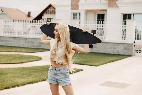 Hermosa Joven Con Tabla Larga Calle — Foto de Stock