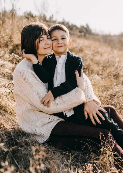 Vacker Lycklig Mor Och Son Tillbringa Tid Tillsammans Naturen — Stockfoto