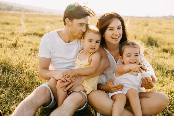 Vacker Ung Familj Med Två Döttrar Tillbringar Tid Tillsammans Naturen — Stockfoto