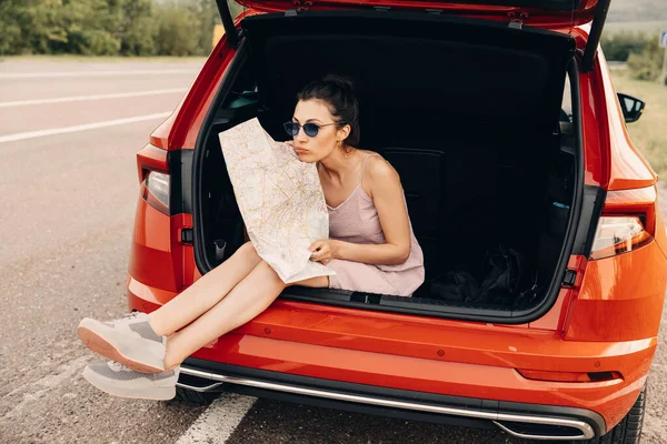 Жінка Картою Сидить Багажнику Автомобіля Подорожує Машиною Під Час Літніх — стокове фото