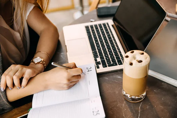 Cropped Shot Young Businesswoman Working Laptop Restaurant — Stock Photo, Image