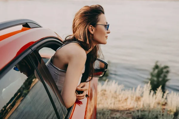 Schöne Junge Frau Die Während Der Sommerferien Auto Fährt Und — Stockfoto