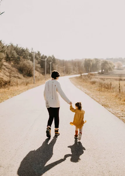 Vacker Lycklig Mor Och Barn Tillbringa Tid Tillsammans Naturen — Stockfoto