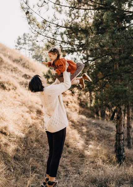 Vacker Lycklig Mor Och Barn Tillbringa Tid Tillsammans Naturen — Stockfoto