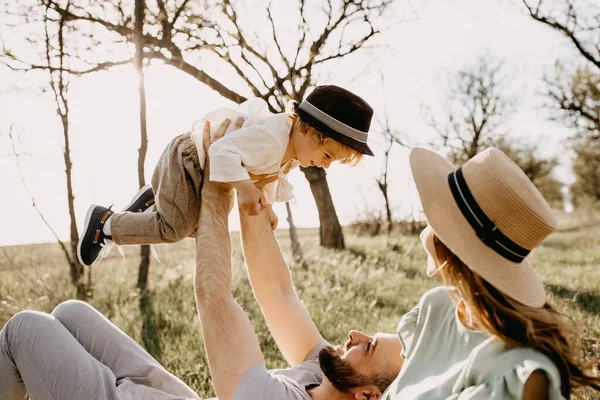 Vacker Ung Familj Tillbringa Tid Tillsammans Naturen — Stockfoto