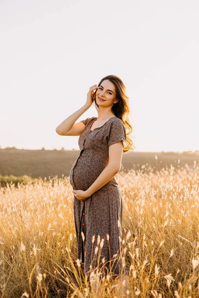 Hermosa Mujer Embarazada Vestido Pie Campo Trigo Puesta Del Sol — Foto de Stock