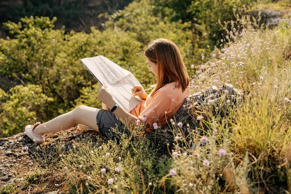 Bella Giovane Donna Esaminando Mappa Durante Viaggio Sulla Natura — Foto Stock