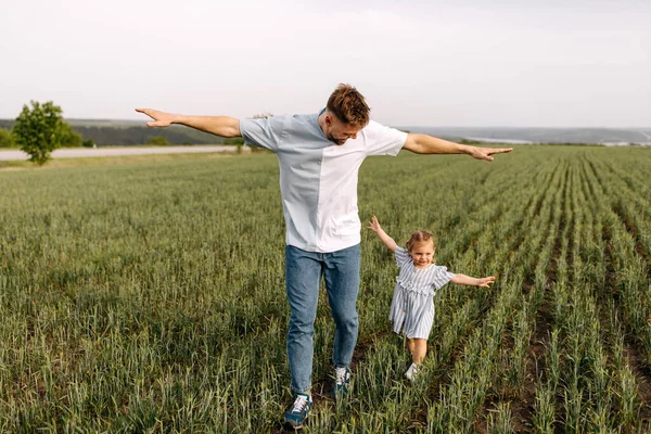 Doğada Birlikte Oynayan Baba Kızın Portresi — Stok fotoğraf