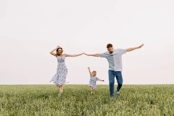 Güzel Genç Bir Aile Doğada Birlikte Vakit Geçiriyor — Stok fotoğraf