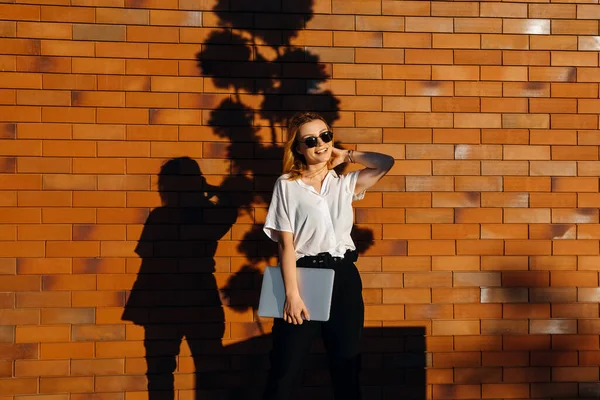 Hermosa Mujer Joven Con Portátil Calle Frente Pared Ladrillo Rojo — Foto de Stock