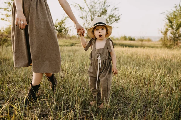 Bela Mãe Feliz Filho Passar Tempo Juntos Natureza — Fotografia de Stock