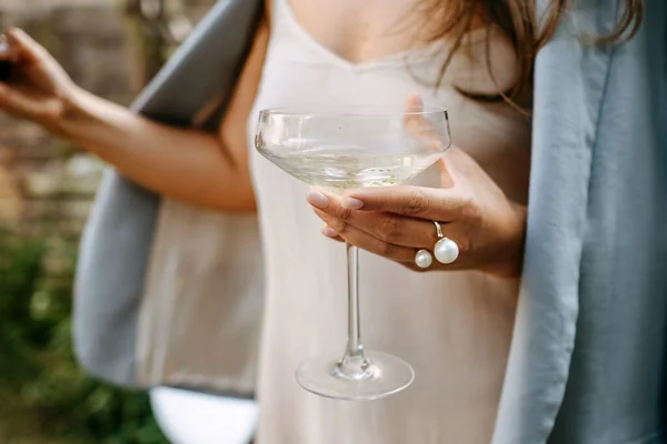 Schnappschuss Von Frau Mit Glas Alkohol Cocktail — Stockfoto