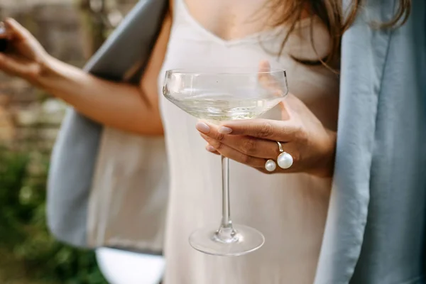 Tiro Recortado Mujer Sosteniendo Vaso Bebida Cóctel Alcohol —  Fotos de Stock