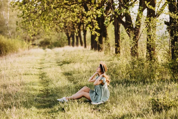 Krásná Mladá Žena Šatech Slamák Klobouk Jablko Zahradě Při Západu — Stock fotografie