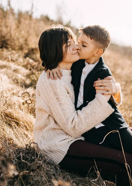 Güzel, mutlu anne ve oğul doğada birlikte vakit geçiriyorlar.