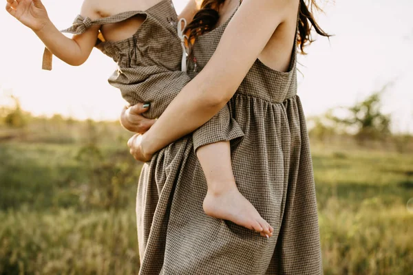 Vacker Lycklig Mor Och Son Tillbringa Tid Tillsammans Naturen — Stockfoto