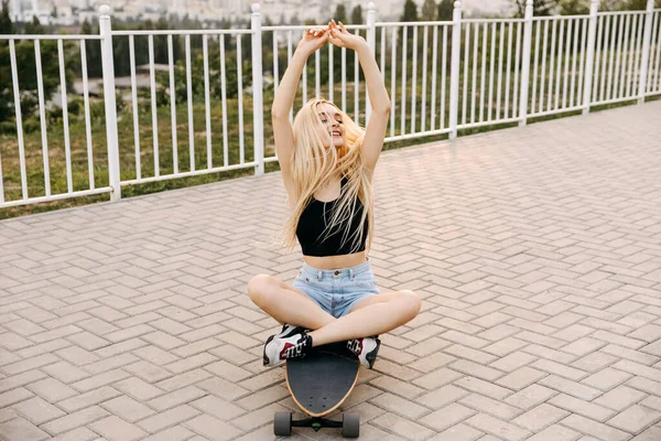 Beautiful Young Woman Long Board Street — Stock Photo, Image