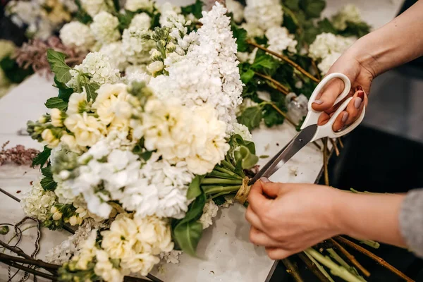 美しいライラック花束を作る花屋の切り取られたショット — ストック写真