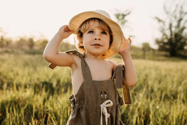 Bedårande Liten Pojke Snygga Kläder Och Halmhatt Naturen — Stockfoto