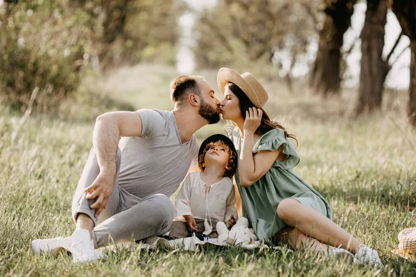 Vacker Ung Familj Tillbringa Tid Tillsammans Naturen — Stockfoto