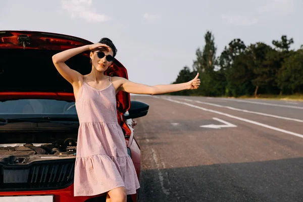 Kırık Arabalı Güzel Bir Kadın Otostopçuların Yolda Jest Yaptığını Yaz — Stok fotoğraf