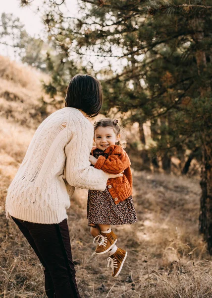 Schöne Glückliche Mutter Und Kind Verbringen Zeit Miteinander Der Natur — Stockfoto