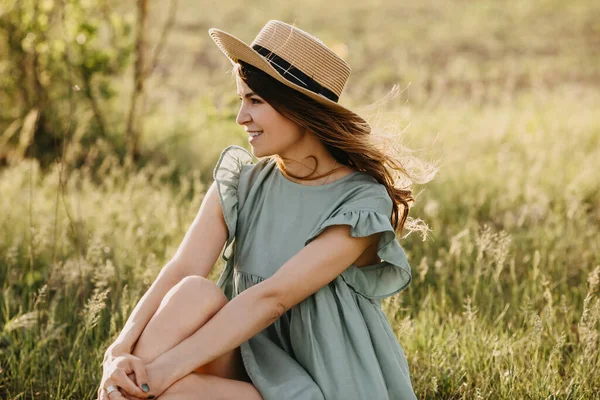 Mooie Jonge Vrouw Jurk Stro Hoed Appel Tuin Zonsondergang — Stockfoto