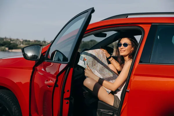 Schöne Junge Frau Die Mit Karte Navigiert Während Sie Auto — Stockfoto