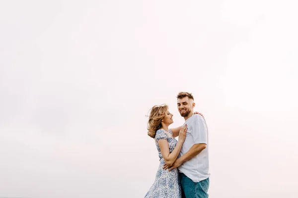 Belo Jovem Casal Jovem Mulher Passar Tempo Juntos Natureza — Fotografia de Stock