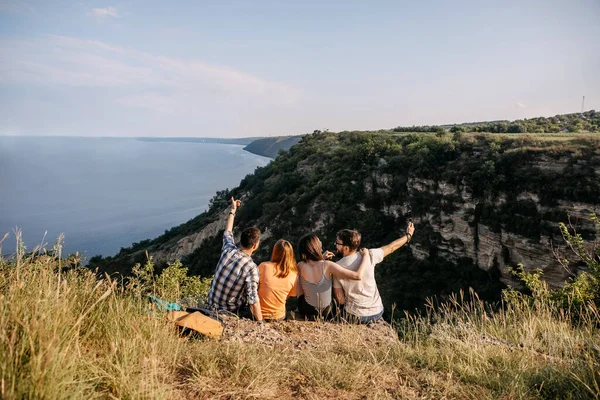 Gruppo Amici Che Trascorrono Del Tempo Insieme Sulla Natura — Foto Stock