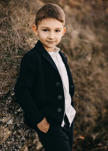 Чарівний Маленький Хлопчик Стильному Одязі Природі — стокове фото