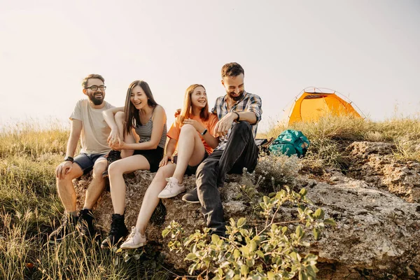 Gruppo Amici Che Trascorrono Del Tempo Insieme Sulla Natura — Foto Stock