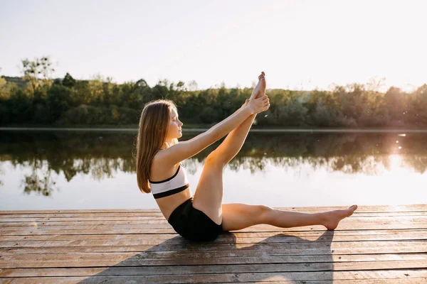 pratik Yoga açık havada güzel genç kadın