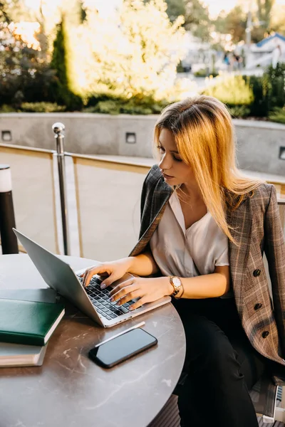 Beautiful Young Businesswoman Working Laptop Restaurant — Stock Photo, Image