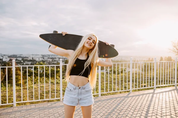 Hermosa Joven Con Tabla Larga Calle — Foto de Stock