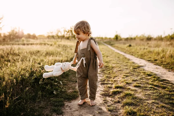 Retrato Menino Adorável Geral Com Coelho Brinquedo Campo Verde Pôr — Fotografia de Stock