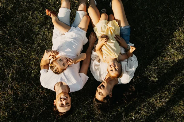 Hermosa Familia Joven Con Dos Hijas Pasar Tiempo Juntos Naturaleza —  Fotos de Stock