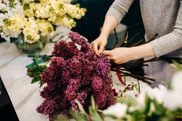 Beskärda Skott Florist Gör Vackra Lila Bukett — Stockfoto