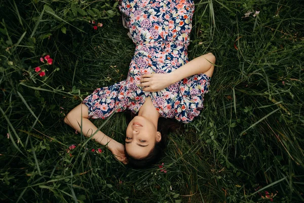 Krásná Mladá Žena Šatech Relaxační Zelené Trávě Přírodě — Stock fotografie