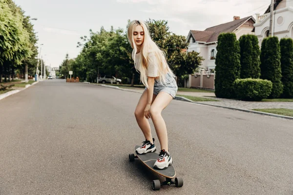 Femeie Tânără Frumoasă Bord Lung Stradă — Fotografie, imagine de stoc