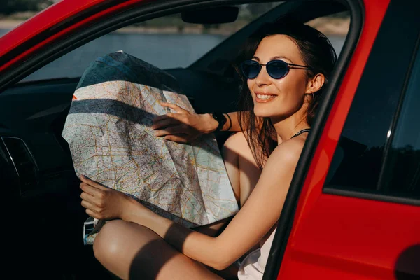Güzel Genç Bir Kadın Haritayla Gezerken Arabada Oturuyor Yaz Tatili — Stok fotoğraf