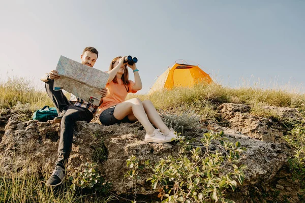Beautiful Young Couple Young Man Woman Spending Time Together Exploring — Stock Photo, Image
