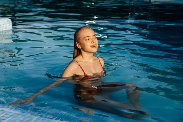 Bela Jovem Loira Mulher Relaxante Piscina — Fotografia de Stock