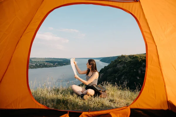 Hermosa Joven Sentada Camping Naturaleza Frente Hermoso Paisaje Del Río —  Fotos de Stock