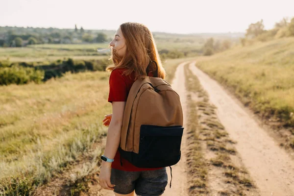 Doğada güzel genç bir kadın