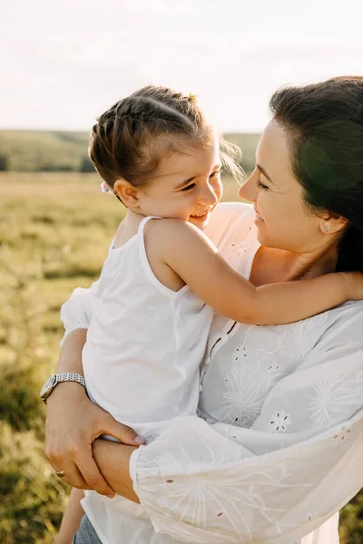 Schöne Glückliche Mutter Und Kind Verbringen Zeit Miteinander Der Natur — Stockfoto