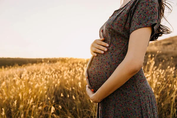 Bijgesneden Schot Van Zwangere Vrouw Jurk Staande Tarweveld Bij Zonsondergang — Stockfoto