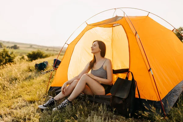 Bella Giovane Donna Seduta Tenda Campeggio Sulla Natura — Foto Stock