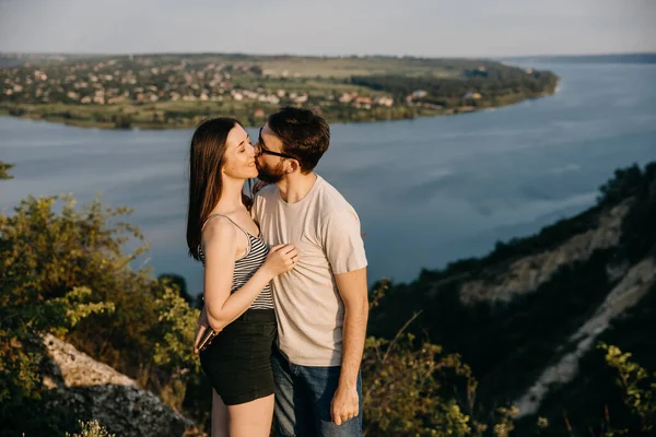 Güzel Genç Bir Çift Genç Adam Kadın Birlikte Doğada Vakit — Stok fotoğraf