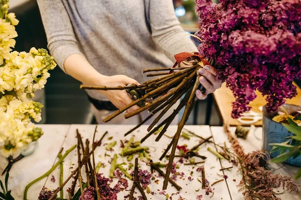 采摘花匠的照片 做成美丽的紫丁香花束 — 图库照片